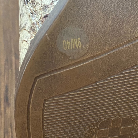 VINCE CAMUTO GRADINA Reptille snake skin Ankle Boots size 9 - Picture 10 of 10